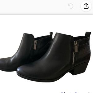 Women’s New black side zip ankle booties size 8.